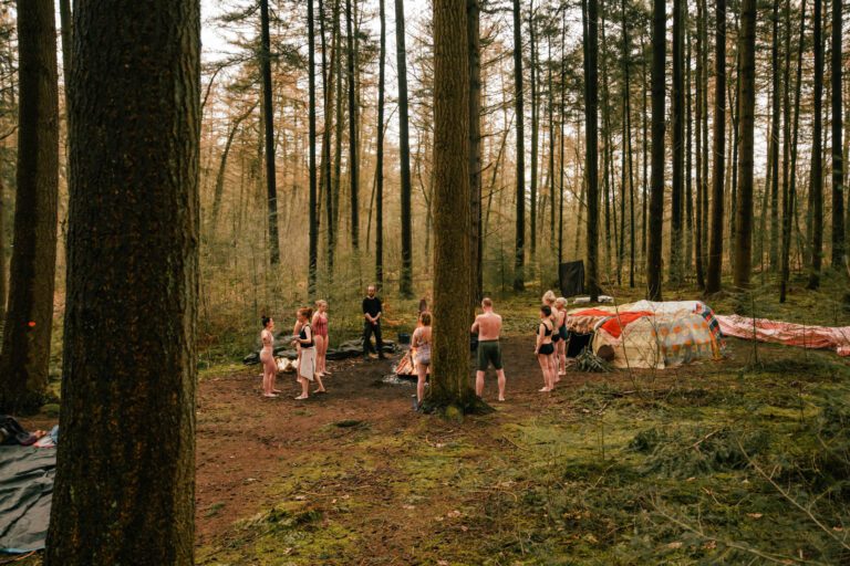 zweethut ceremonie in de bossen van Drenthe bij Winterwoods tijdens een weekendje weg wintercamperen